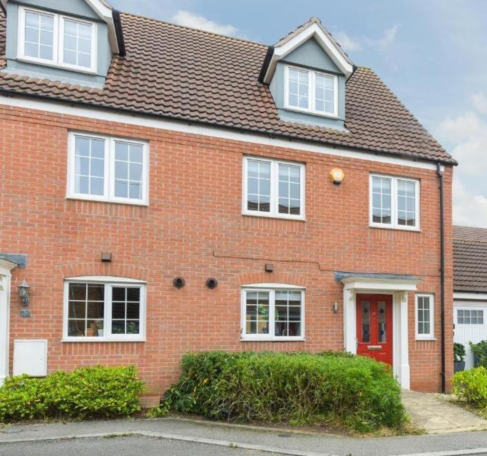 Stunning Garden House With Free Wifi And Parking Holiday home *