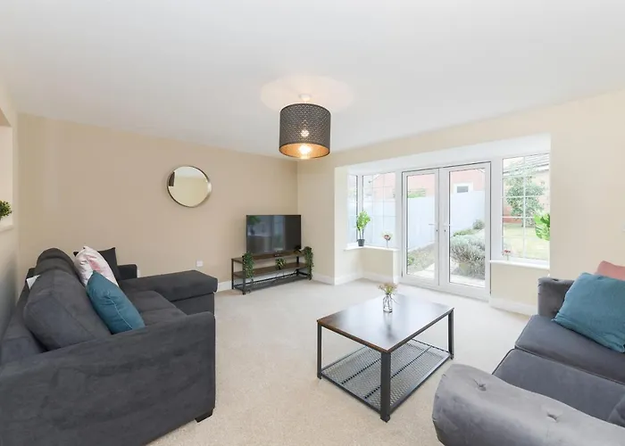 Stunning Garden House With Free Wifi And Parking