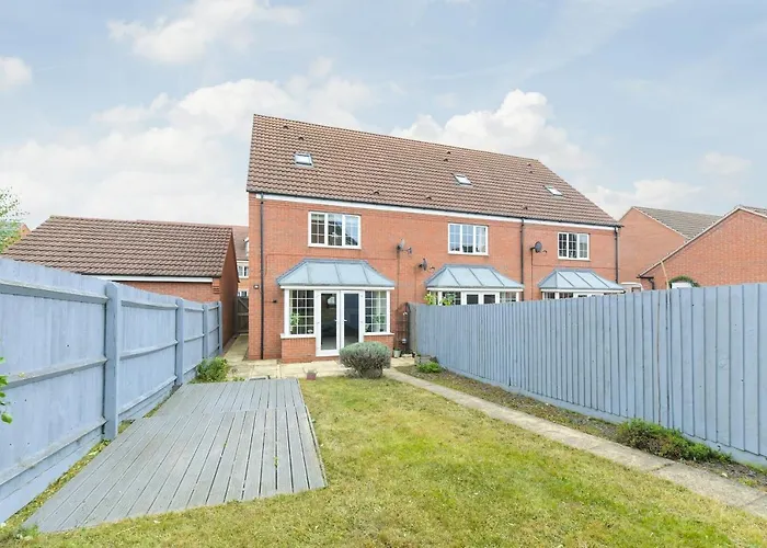 Stunning Garden House With Free Wifi And Parking