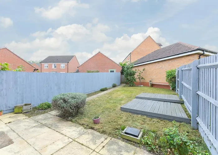 Stunning Garden House With Free Wifi And Parking